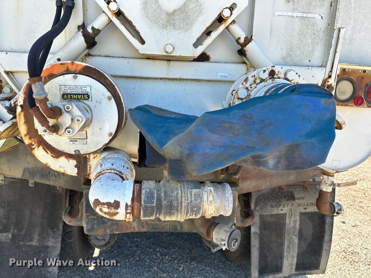 image for item OM9480 1999 International  2554  sewer jetter truck