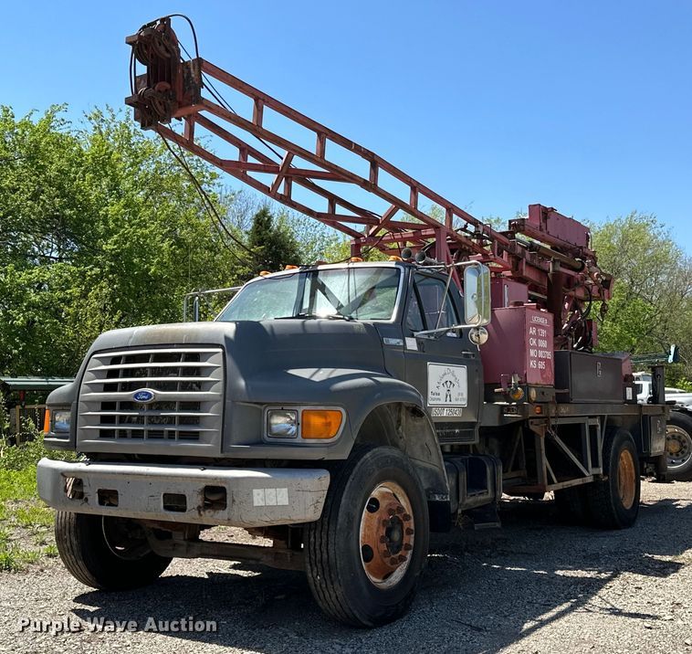image for item OM9482 1995 Ford F800 drilling rig truck