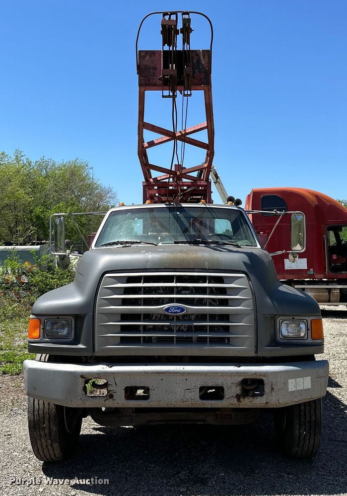 image for item OM9482 1995 Ford F800 drilling rig truck