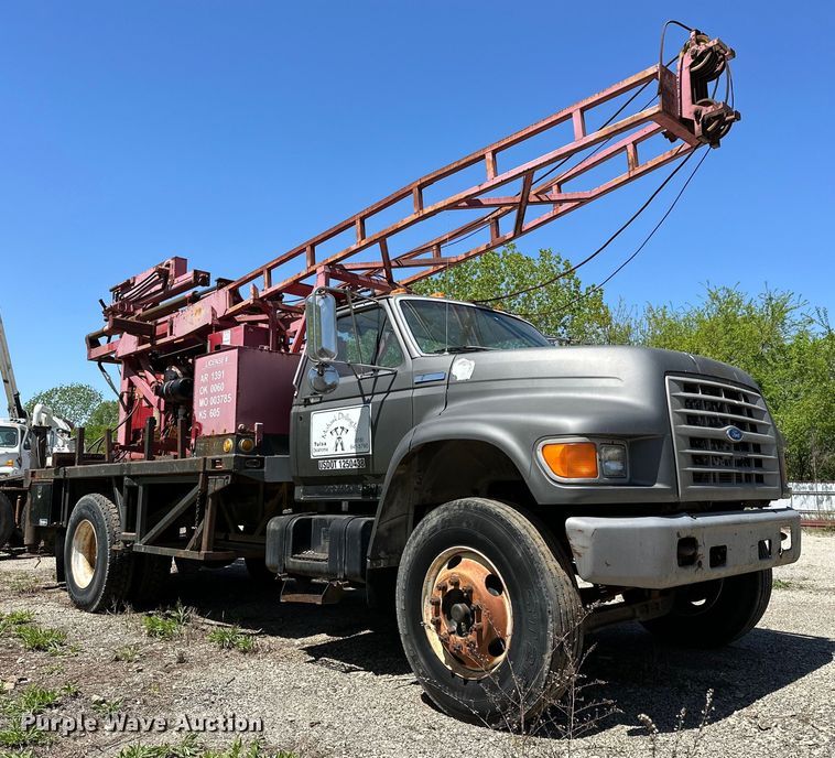 image for item OM9482 1995 Ford F800 drilling rig truck