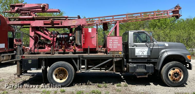 image for item OM9482 1995 Ford F800 drilling rig truck