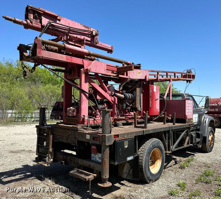 image for item OM9482 1995 Ford F800 drilling rig truck