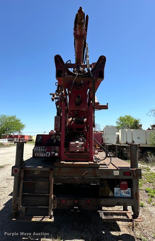 image for item OM9482 1995 Ford F800 drilling rig truck