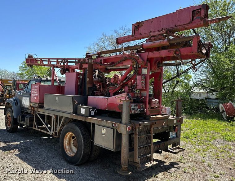image for item OM9482 1995 Ford F800 drilling rig truck