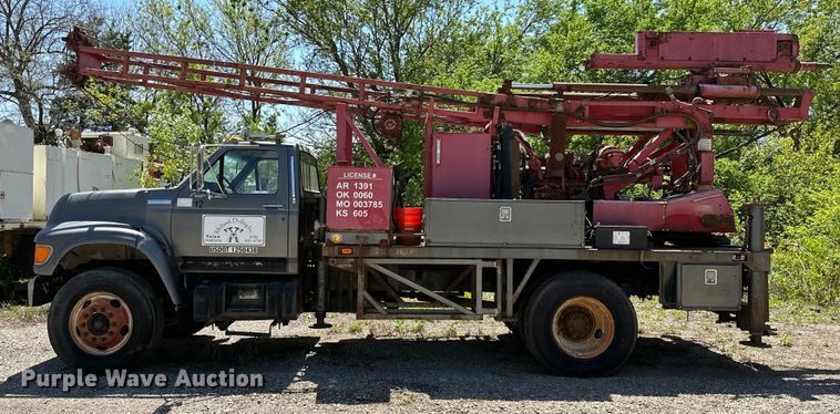image for item OM9482 1995 Ford F800 drilling rig truck