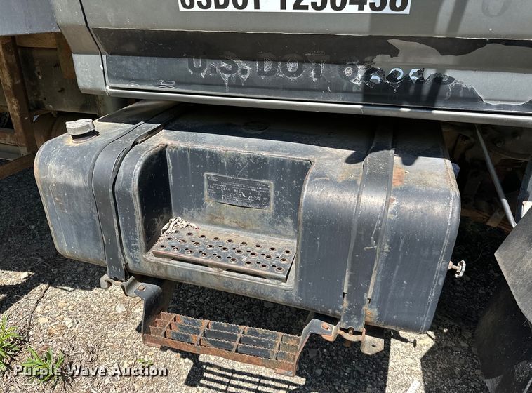 image for item OM9482 1995 Ford F800 drilling rig truck