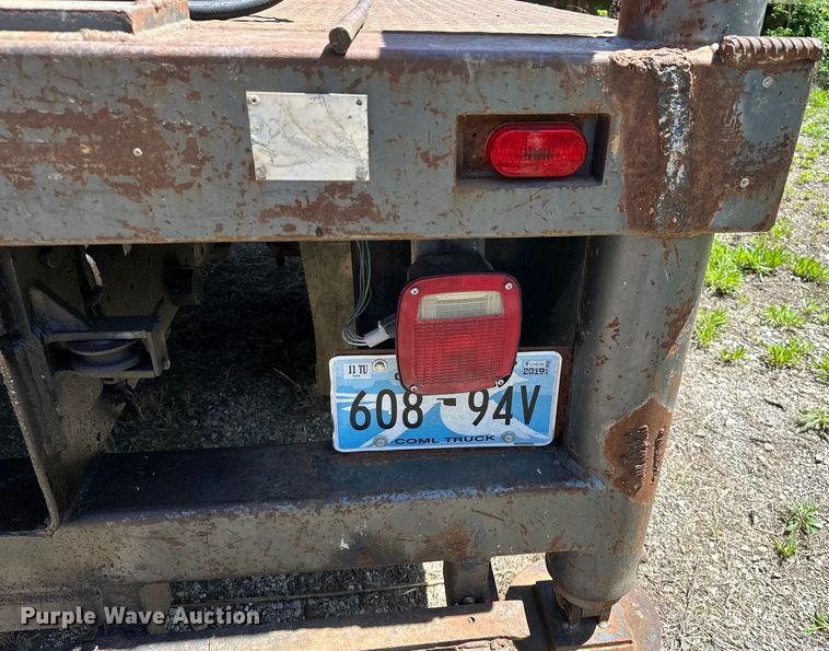 image for item OM9482 1995 Ford F800 drilling rig truck