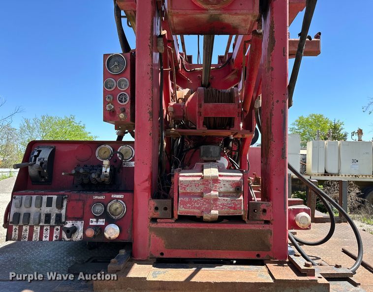 image for item OM9482 1995 Ford F800 drilling rig truck