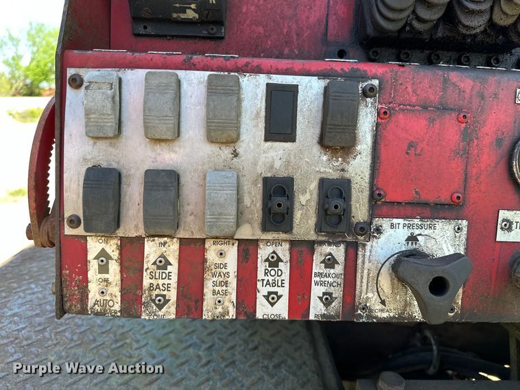 image for item OM9482 1995 Ford F800 drilling rig truck