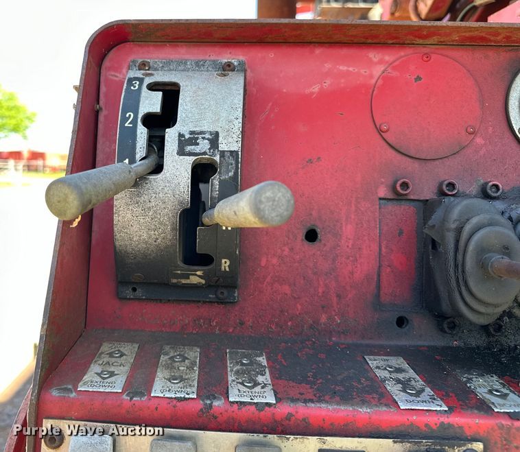 image for item OM9482 1995 Ford F800 drilling rig truck