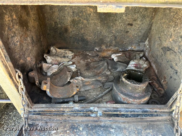 image for item OM9482 1995 Ford F800 drilling rig truck