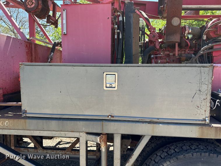 image for item OM9482 1995 Ford F800 drilling rig truck