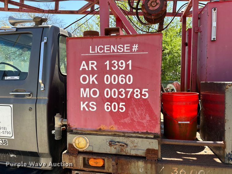 image for item OM9482 1995 Ford F800 drilling rig truck