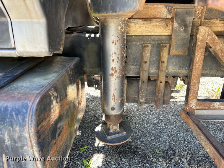 image for item OM9482 1995 Ford F800 drilling rig truck