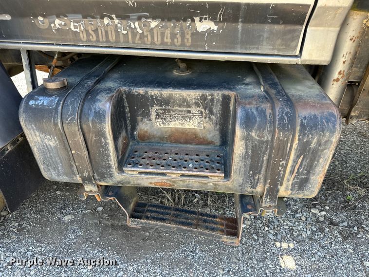 image for item OM9482 1995 Ford F800 drilling rig truck