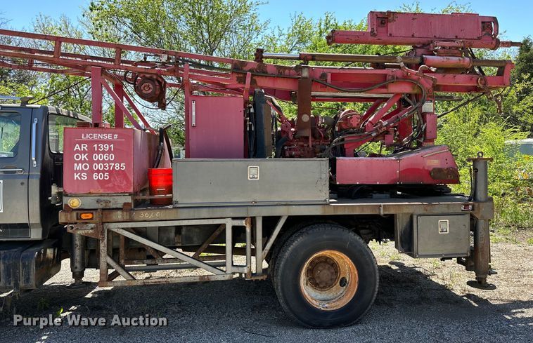 image for item OM9482 1995 Ford F800 drilling rig truck