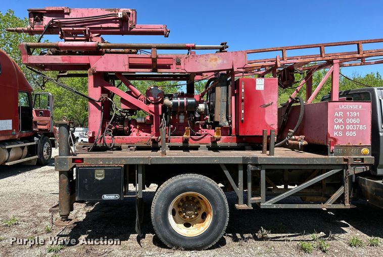 image for item OM9482 1995 Ford F800 drilling rig truck