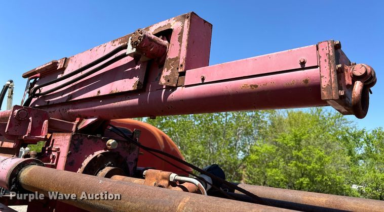 image for item OM9482 1995 Ford F800 drilling rig truck