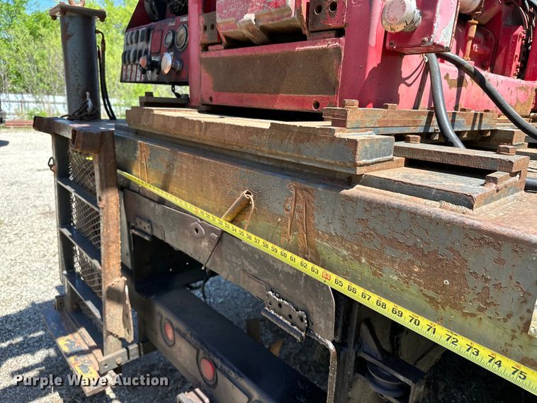 image for item OM9482 1995 Ford F800 drilling rig truck