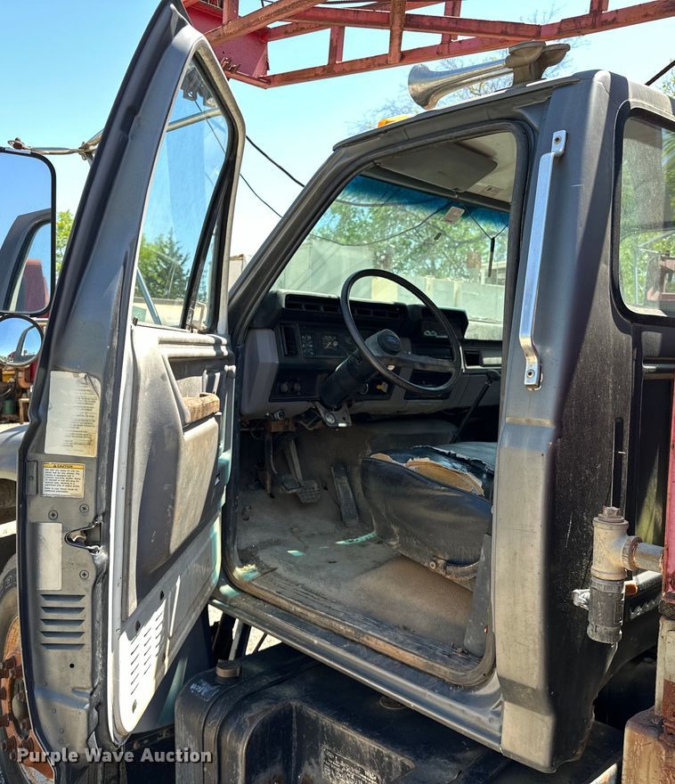 image for item OM9482 1995 Ford F800 drilling rig truck