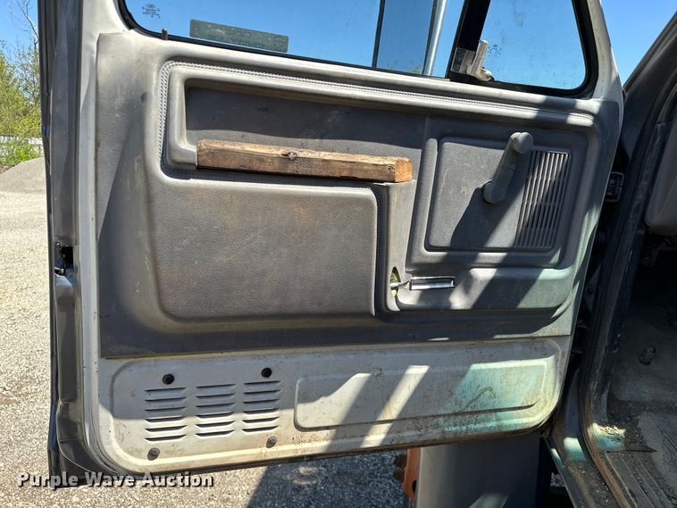 image for item OM9482 1995 Ford F800 drilling rig truck