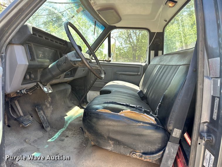 image for item OM9482 1995 Ford F800 drilling rig truck