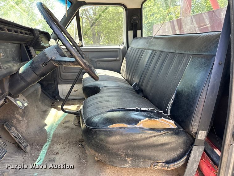 image for item OM9482 1995 Ford F800 drilling rig truck