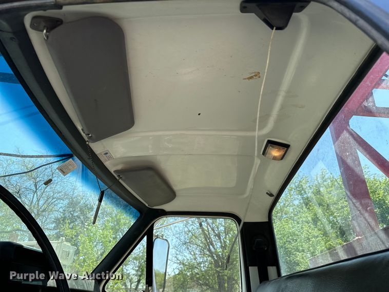 image for item OM9482 1995 Ford F800 drilling rig truck