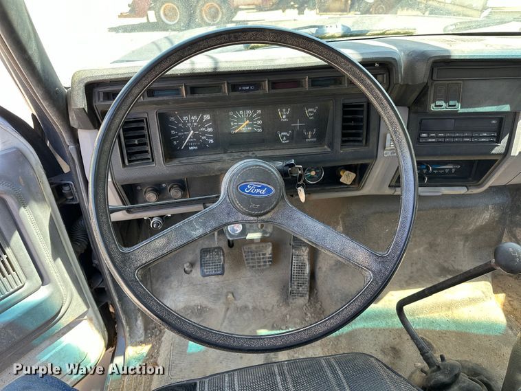 image for item OM9482 1995 Ford F800 drilling rig truck