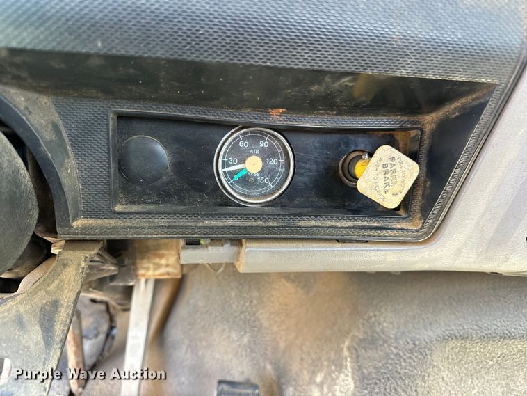 image for item OM9482 1995 Ford F800 drilling rig truck