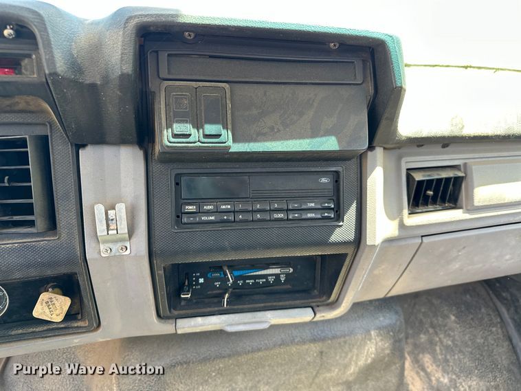 image for item OM9482 1995 Ford F800 drilling rig truck