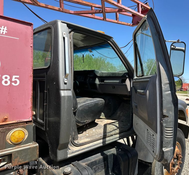 image for item OM9482 1995 Ford F800 drilling rig truck
