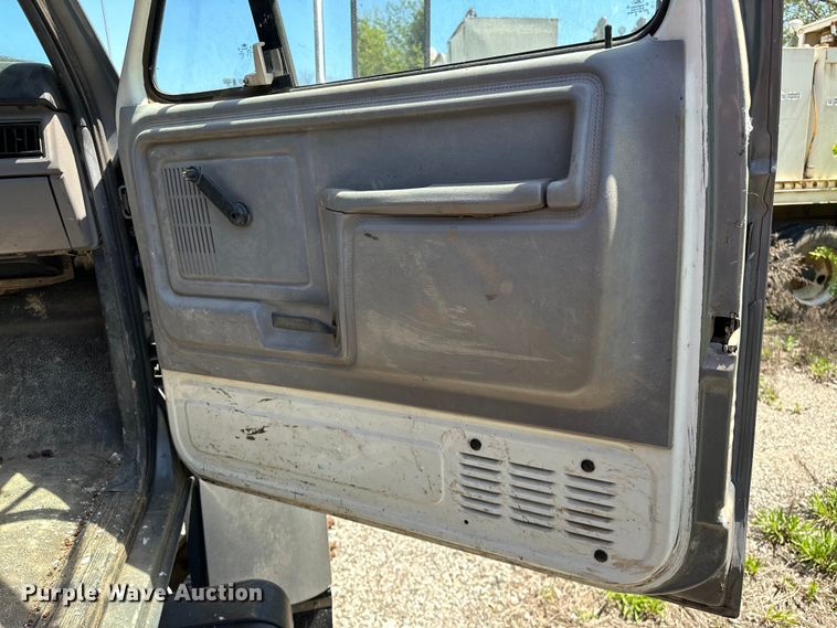 image for item OM9482 1995 Ford F800 drilling rig truck