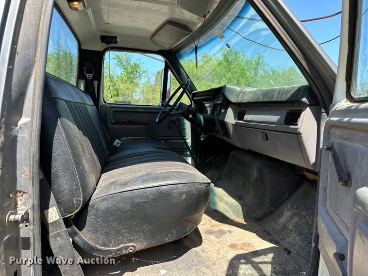 image for item OM9482 1995 Ford F800 drilling rig truck