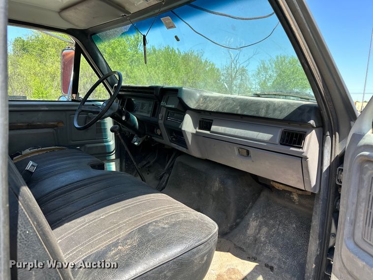 image for item OM9482 1995 Ford F800 drilling rig truck