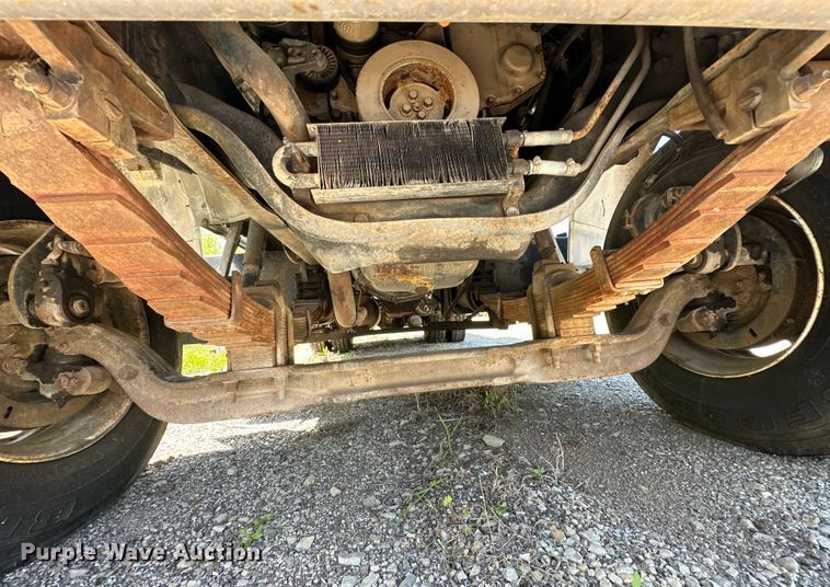 image for item OM9482 1995 Ford F800 drilling rig truck