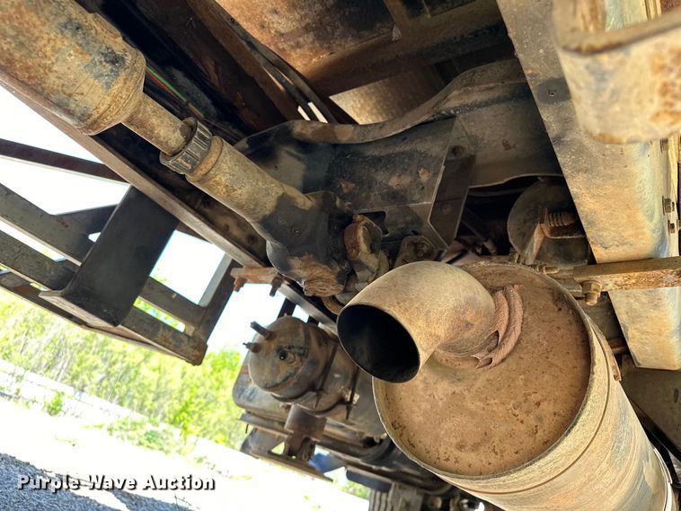 image for item OM9482 1995 Ford F800 drilling rig truck