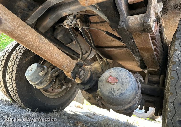 image for item OM9482 1995 Ford F800 drilling rig truck