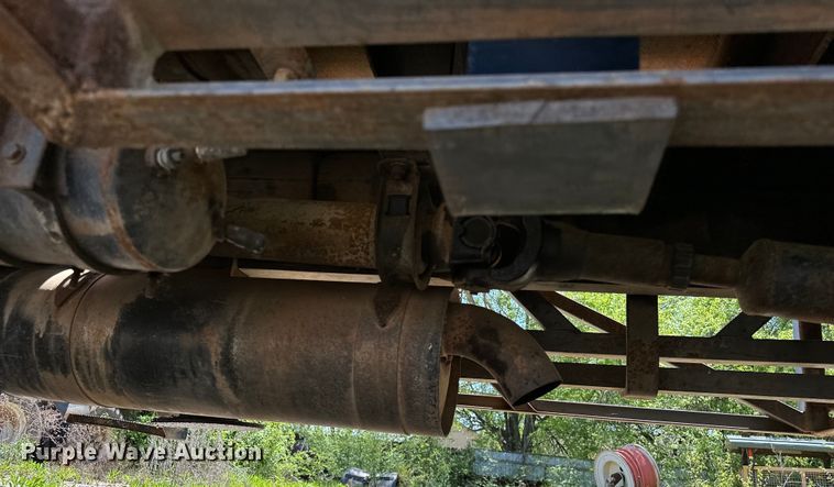 image for item OM9482 1995 Ford F800 drilling rig truck