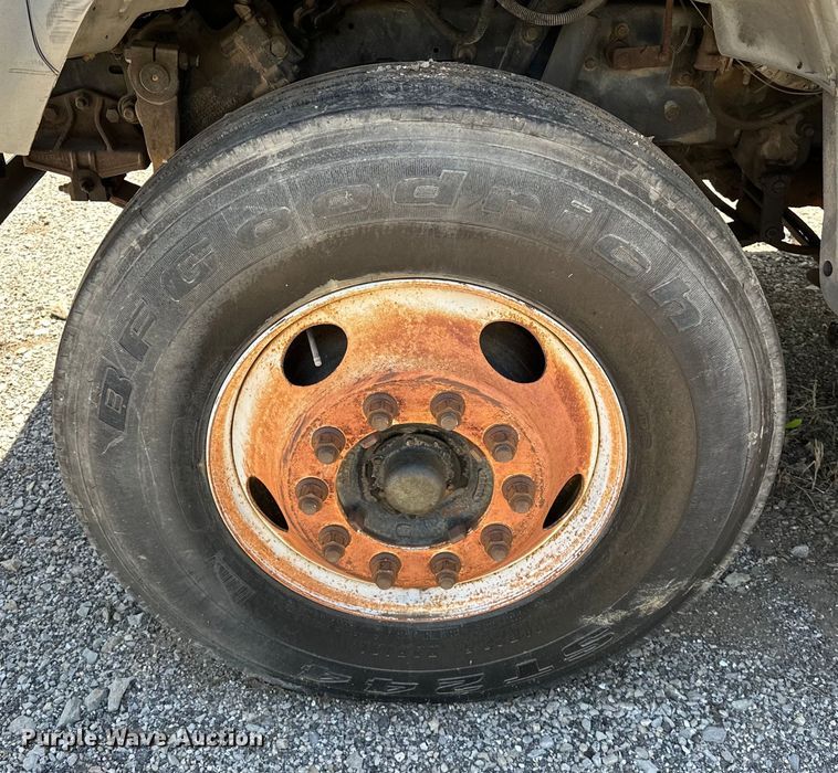 image for item OM9482 1995 Ford F800 drilling rig truck