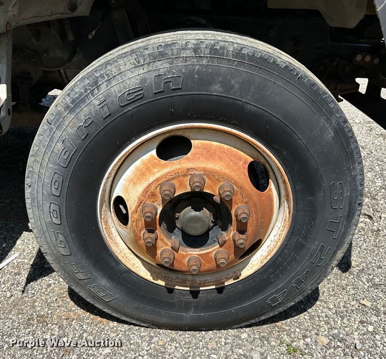 image for item OM9482 1995 Ford F800 drilling rig truck