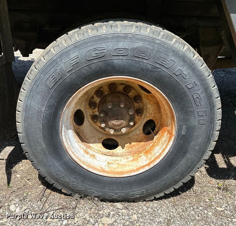 image for item OM9482 1995 Ford F800 drilling rig truck