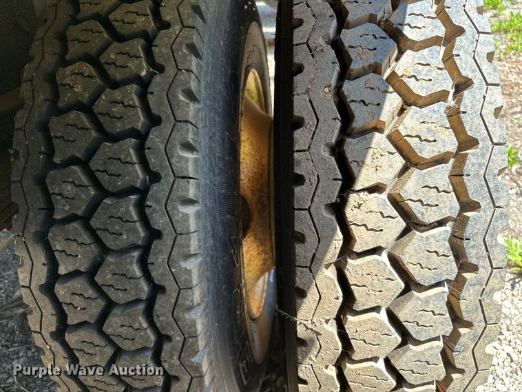 image for item OM9482 1995 Ford F800 drilling rig truck