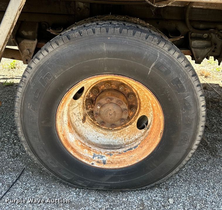 image for item OM9482 1995 Ford F800 drilling rig truck