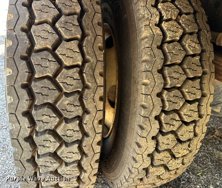 image for item OM9482 1995 Ford F800 drilling rig truck