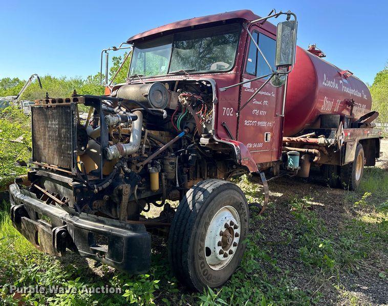 image for item OM9483 1991 Freightliner  FLD112 vacuum truck