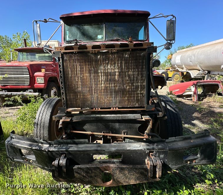 image for item OM9483 1991 Freightliner  FLD112 vacuum truck