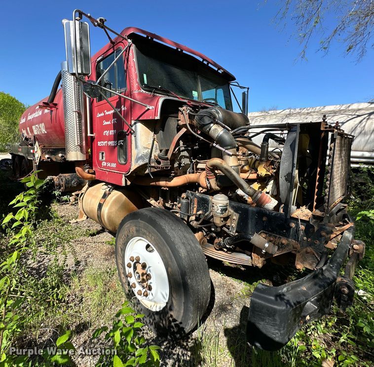 image for item OM9483 1991 Freightliner  FLD112 vacuum truck