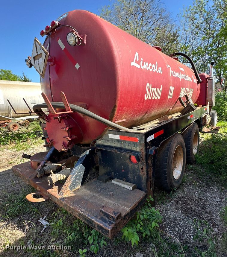 image for item OM9483 1991 Freightliner  FLD112 vacuum truck