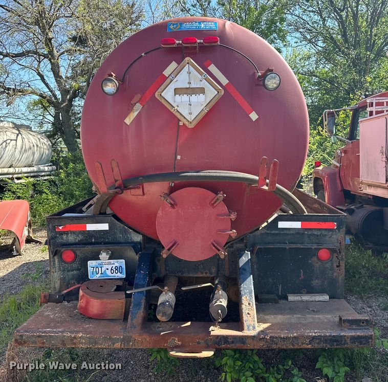 image for item OM9483 1991 Freightliner  FLD112 vacuum truck